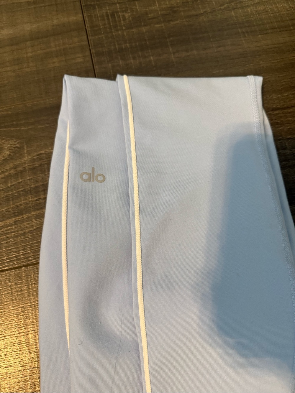 ALO Yoga Light Blue Leggings with White Piping - Picture 8 of 8